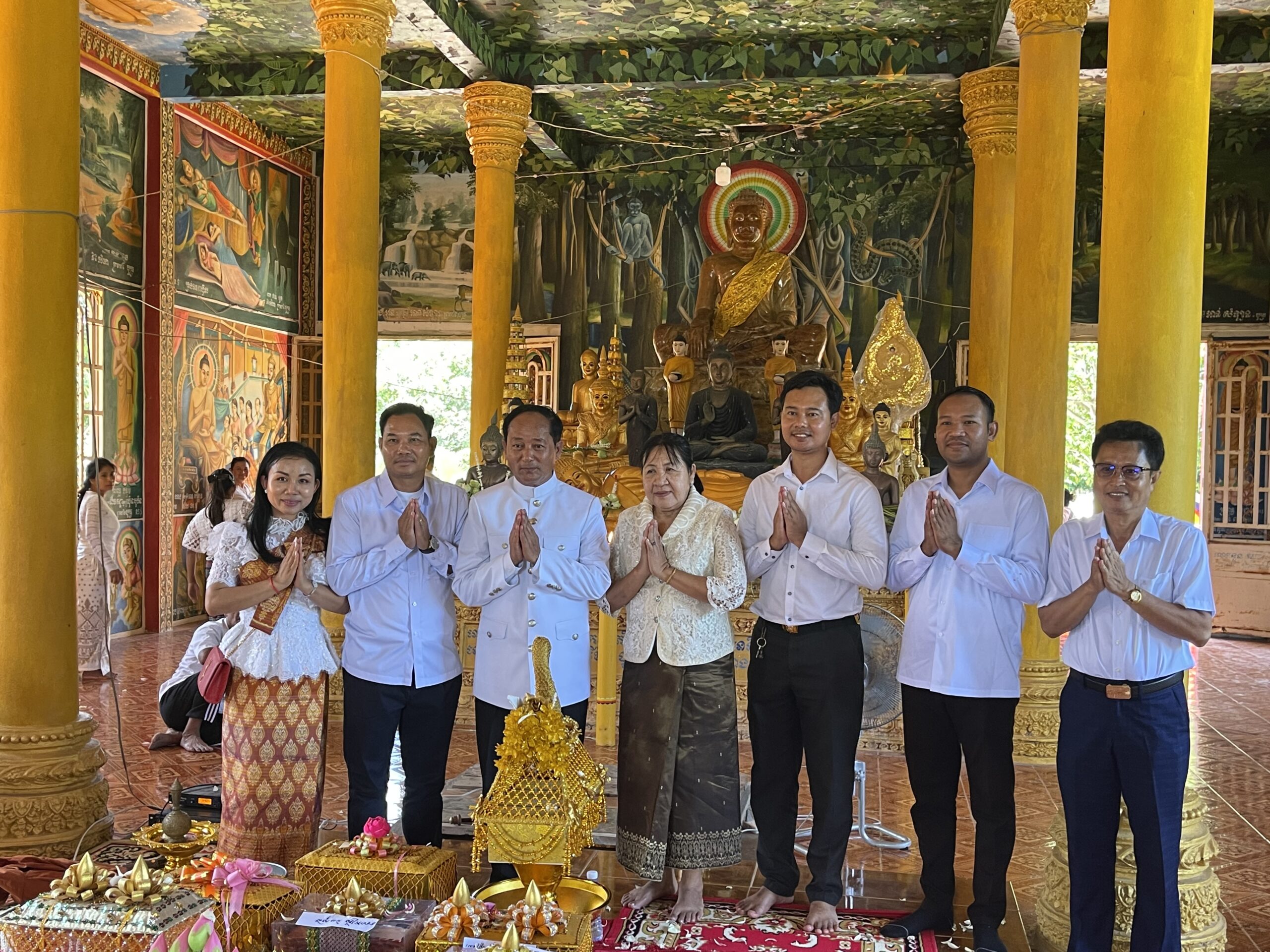 លោកស្រី សុខ វណ្ណដេត ប្រធានក្រុមប្រឹក្សាស្រុកគិរីសាគរ លោក ទួន ឪទី អភិបាលស្ដីទី មន្រ្ដីរាជការជុំវិញស្រុក យាយជីតាជី ព្រមទាំងពុទ្ធបរិស័ទ និងមានអញ្ជើញការចូលរួមពីឯកឧត្តម កែវ សំអឿន រដ្ឋលេខាធិការក្រសួងធម្មការ និងសាសនា ចូលរួមពិធីបុណ្យកឋិនទានមហាសាមគ្គីនៅវត្តកោះកែវមរកត៌(វត្តកោះស្ដេច)