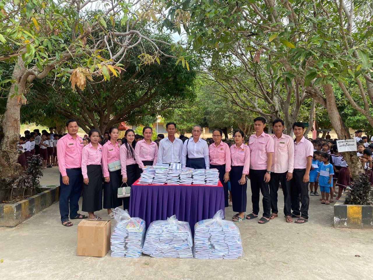 គណៈគ្រប់គ្រងសាលា​ លោកគ្រូ-អ្នកគ្រូ ព្រមទាំងសិស្សានុសិស្សទាំងអស់នៃសាលាបឋមសិក្សាហ៊ុនសែនកោះស្តេច សូមគោរពថ្លែងអំណរអរគុណយ៉ាងជ្រាលជ្រៅបំផុតជូនចំពោះលោកស្រី គឹម​ ហ៊ួរ ព្រមទាំងស្វាមី​ (អនុប្រធានគណៈកម្មការគ្រប់គ្រងសាលាបឋមកោះស្តេច) បានចូលរួមចែកអំណោយជូនទៅដល់ លោកគ្រូ អ្នកគ្រូ និងសិស្សានុសិស្សសាលាបឋមកោះស្ដេច