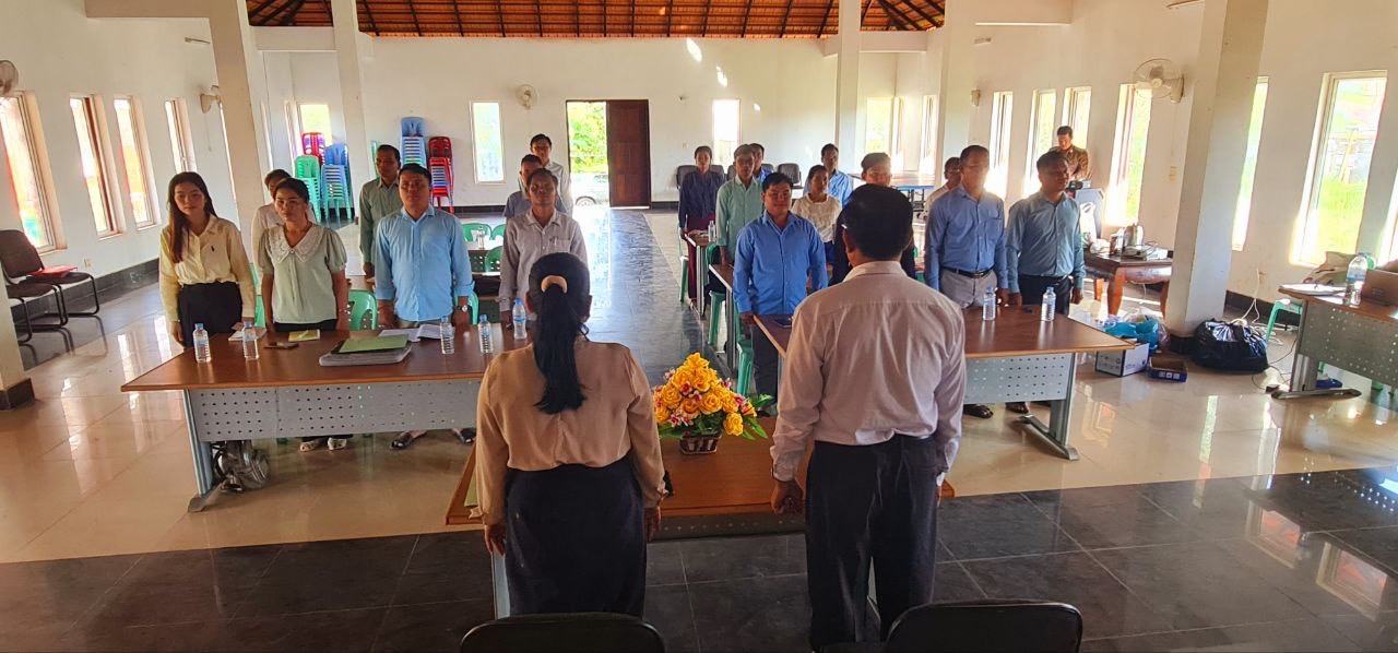 លោក​ សៀង​ ថន​ មេឃុំថ្មដូនពៅ លោកស្រី​ ឆេង ឡូត​ ជំទប់ទី២ លោក ហេង​ ពិសិដ្ឋ ស្មៀនឃុំ និនិងកញ្ញា ហឿន​ ដដាលីន ជំនួយការហិរញ្ញវត្ថុឃុំ បានអញ្ជើញចូលរួមកិច្ចប្រជុំ ស្ដីពីការៀបចំវគ្គបណ្ដុះបណ្ដាលរម្លឹក ស្ដីពីកិច្ចប្រតិបត្តិការមូលនិធិគាំទ្រការផ្ដល់សេវាឃុំ សង្កាត់ នៃគម្រោងអាហាររូបត្ថម្ភនៅកម្ពុជា