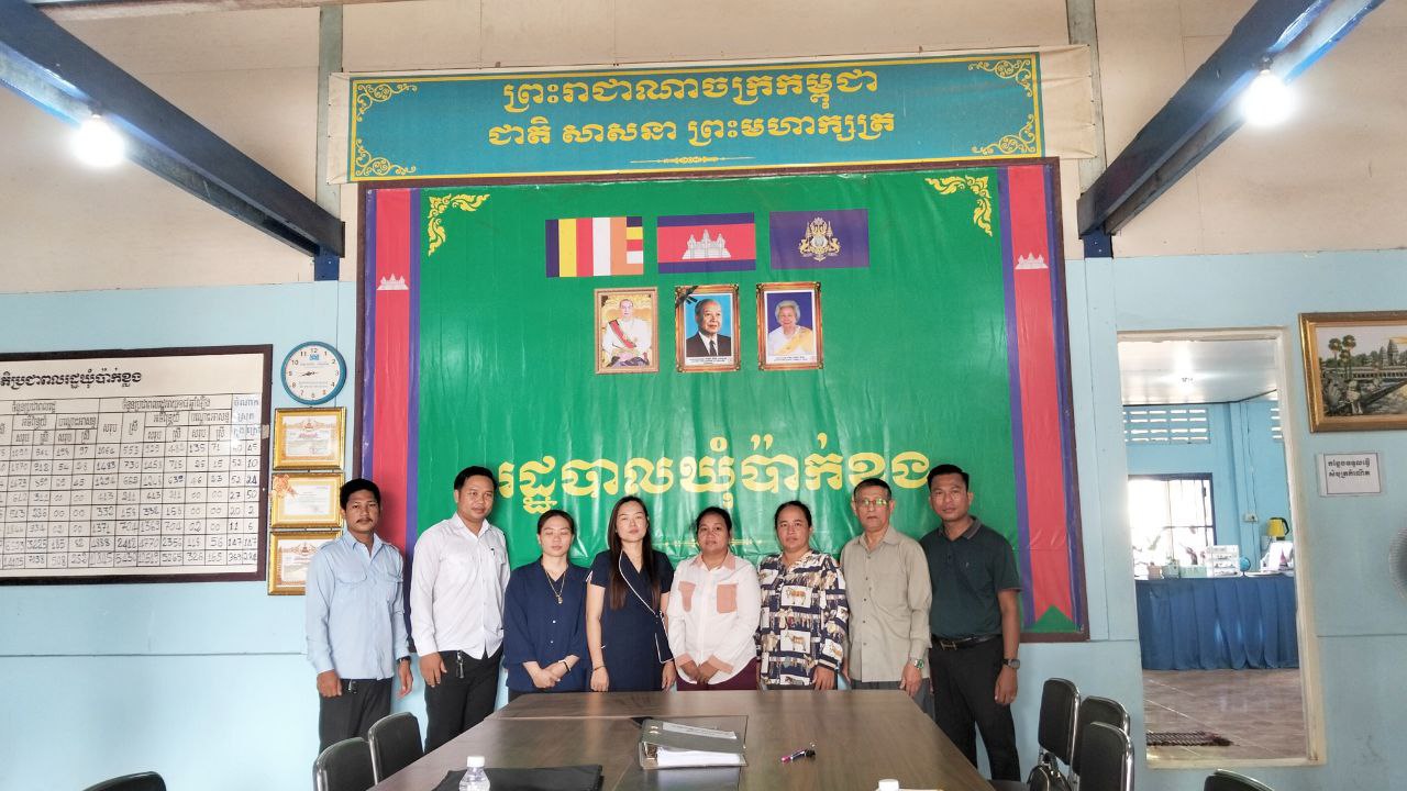 លោក ធោង ចន្រ្ទា ប្រធានការិយាល័យអត្តសញ្ញាណកម្មគ្រួសារក្រីក្រ នៃមន្ទីរផែនការខេត្តកោះកុងដឹកនាំក្រុមការងារមន្ទីរ ២នាក់ សហការជាមួយរដ្ឋបាលឃុំប៉ាក់ខ្លង ចុះសម្ភាសន៍ សំណាកប្រចាំត្រីមាសទី៤ តាមដានត្រួតពិនិត្យចំនួន ៥គ្រួសារ  ស្ថិតក្នុងភូមិប៉ាក់ខ្លង១ ឃុំប៉ាក់ខ្លង ស្រុកមណ្ឌលសីមា ខេត្តកោះកុង