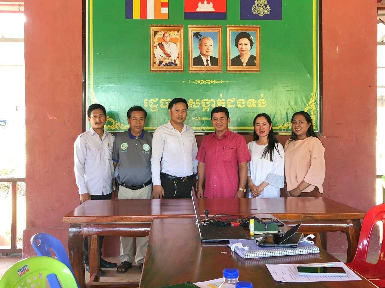លោក ធោង ចន្រ្ទា ប្រធានការិយាល័យអត្តសញ្ញាណកម្មគ្រួសារក្រីក្រ ដឹកនាំក្រុមការងារមន្ទីរ ២នាក់ សហការជាមួយរដ្ឋបាលសង្កាត់ដងទង់ ចុះសម្ភាសន៍ សំណាកប្រចាំត្រីមាសទី៤ តាមដានត្រួតពិនិត្យចំនួន ៥គ្រួសារ  ស្ថិតក្នុងភូមិ៤ សង្កាត់ដងទង់ ក្រុងខេមរភូមិន្ទ ខេត្តកោះកុង