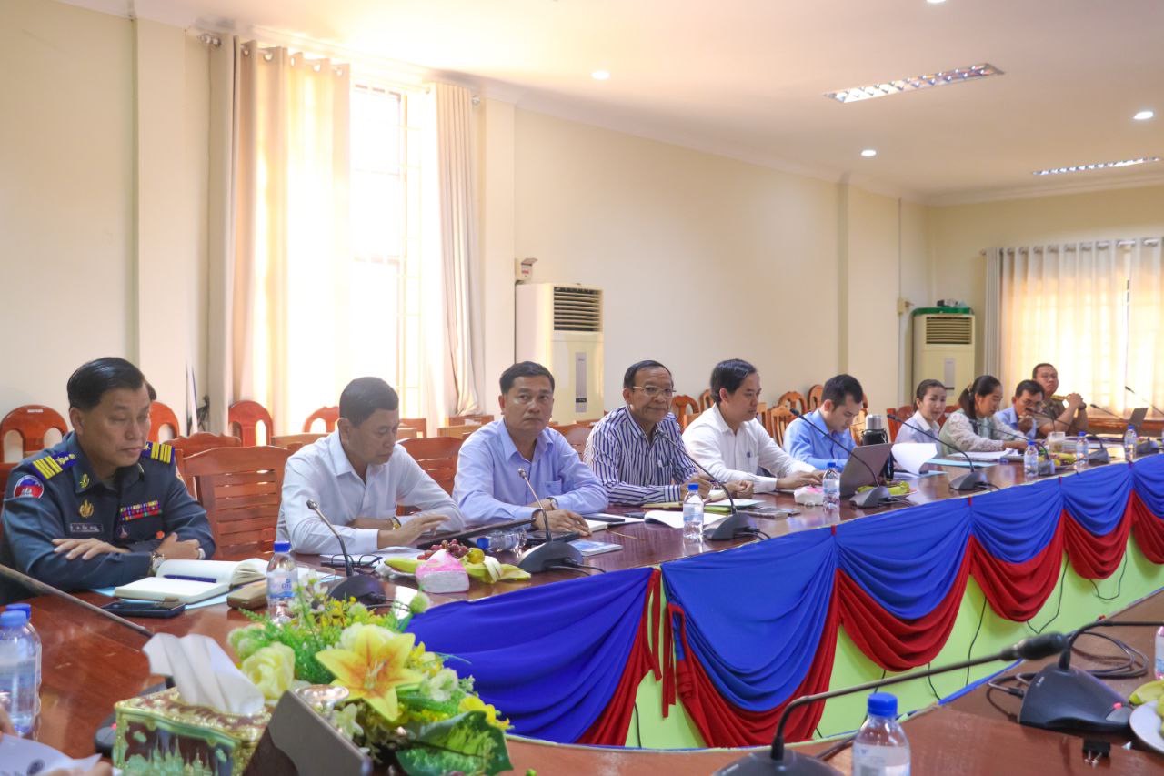 លោក ហុង ប្រុស អភិបាលរងស្រុក តំណាង លោក ជា ច័ន្ទកញ្ញា អភិបាល នៃគណៈអភិបាលស្រុកស្រែអំបិលបានអញ្ជើញ ចូលរួមកិច្ចប្រជុំប្រចាំខែរបស់លេខាធិការដ្ឋានក្រុមប្រឹក្សាប្រឡងប្រណាំងអនុវត្តគោលនយោបាយភូមិ ឃុំ សង្កាត់មានសុវត្ថិភាពរបស់គណៈបញ្ជាការឯកភាពរដ្ឋបាលខេត្តកោះកុង ដែលប្រព្រឹត្តទៅនៅសាលប្រជុំ (ខ) សាលាខេត្តកោះកុង
