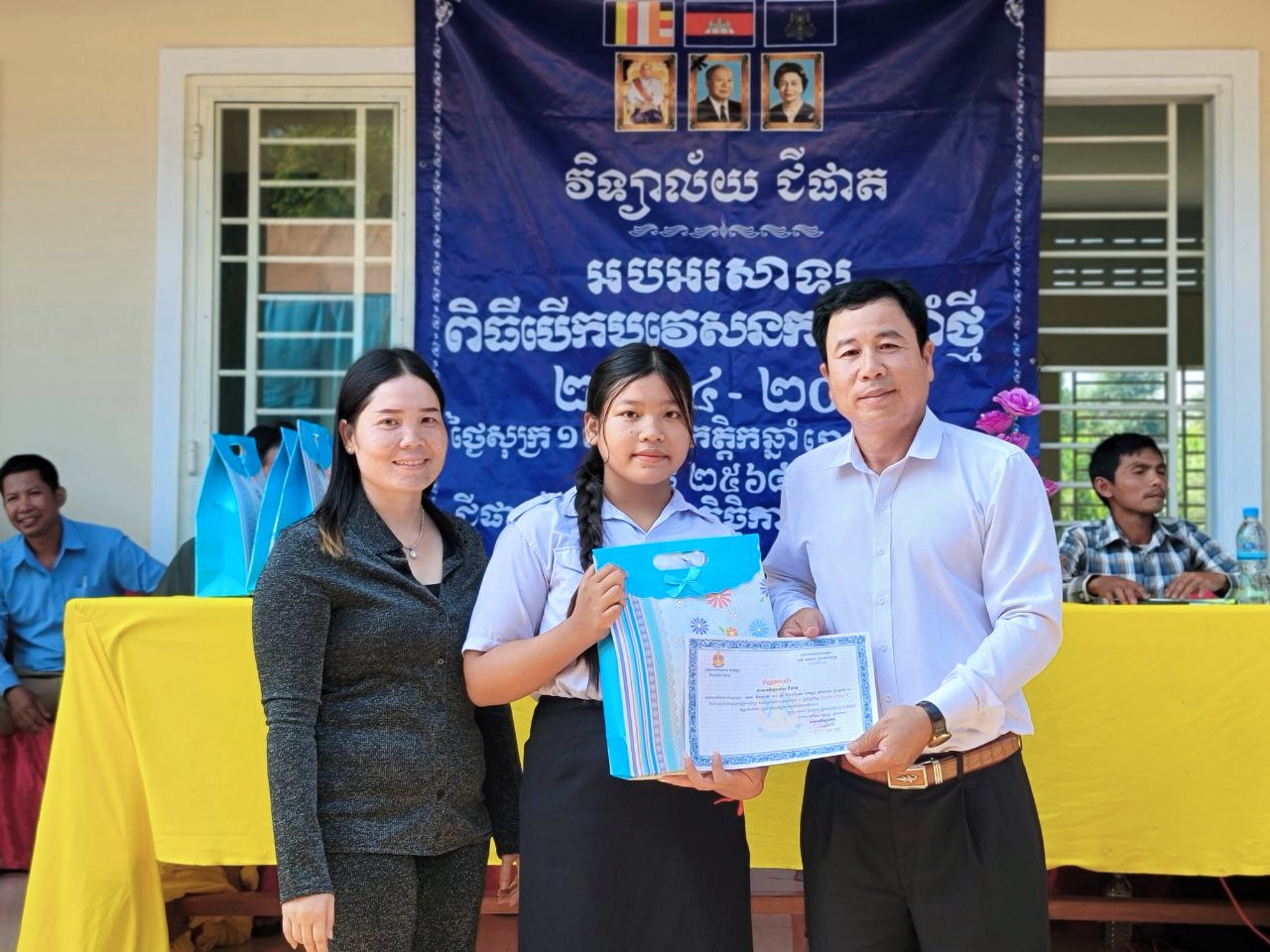 លោក ទុំ នី អភិបាលរង នៃគណៈអភិបាលស្រុកថ្មបាំង បានអញ្ជើញចូលរួមជាគណ:អធិបតីក្នុងពិធី បើកបវេសនកាលឆ្នាំសិក្សា (២០២៤-២០២៥) និងផ្ដល់លិខិតថ្លែងអំណរគុណជូនដល់គណៈកម្មការសាលា និងប័ណ្ណសរសើរជូនដល់សិស្សានុសិស្សជាប់ជ័យលាភីពីរលេខ១ ដល់លេខ៥ នៅសាលាវិទ្យាល័យជីផាត