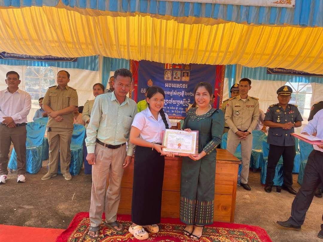 លោកស្រី ទួត ហាទីម៉ា អភិបាល នៃគណៈអភិបាលស្រុកថ្មបាំង បានអញ្ជើញចូលរួមជាគណ:អធិបតីក្នុងពិធី បើកបវេសនកាលឆ្នាំសិក្សា (២០២៤-២០២៥) និងផ្ដល់លិខិតថ្លែងអំណរគុណជូនដល់គណៈកម្មការសាលា និងប័ណ្ណសរសើរជូនដល់សិស្សានុសិស្សជាប់ជ័យលាភីពីរលេខ១ ដល់លេខ៥ នៅសាលាវិទ្យាល័យឬស្សីជ្រុំ