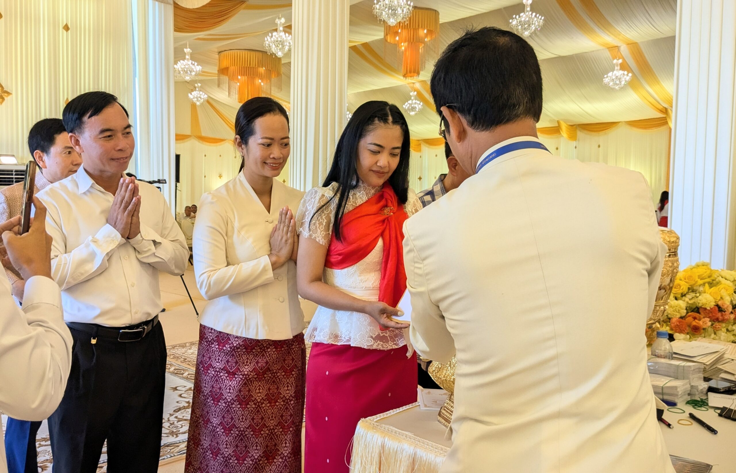 លោកជំទាវ មិថុនា ភូថង អភិបាល នៃគណៈអភិបាលខេត្តកោះកុង បានអញ្ជើញចូលរួម “ពិធីក្រុងពាលី អង្គកឋិនទានមហាគ្រួសារខ្មែរ ដង្ហែទៅកាន់វត្តពោធិគិរីវង្សារាម”