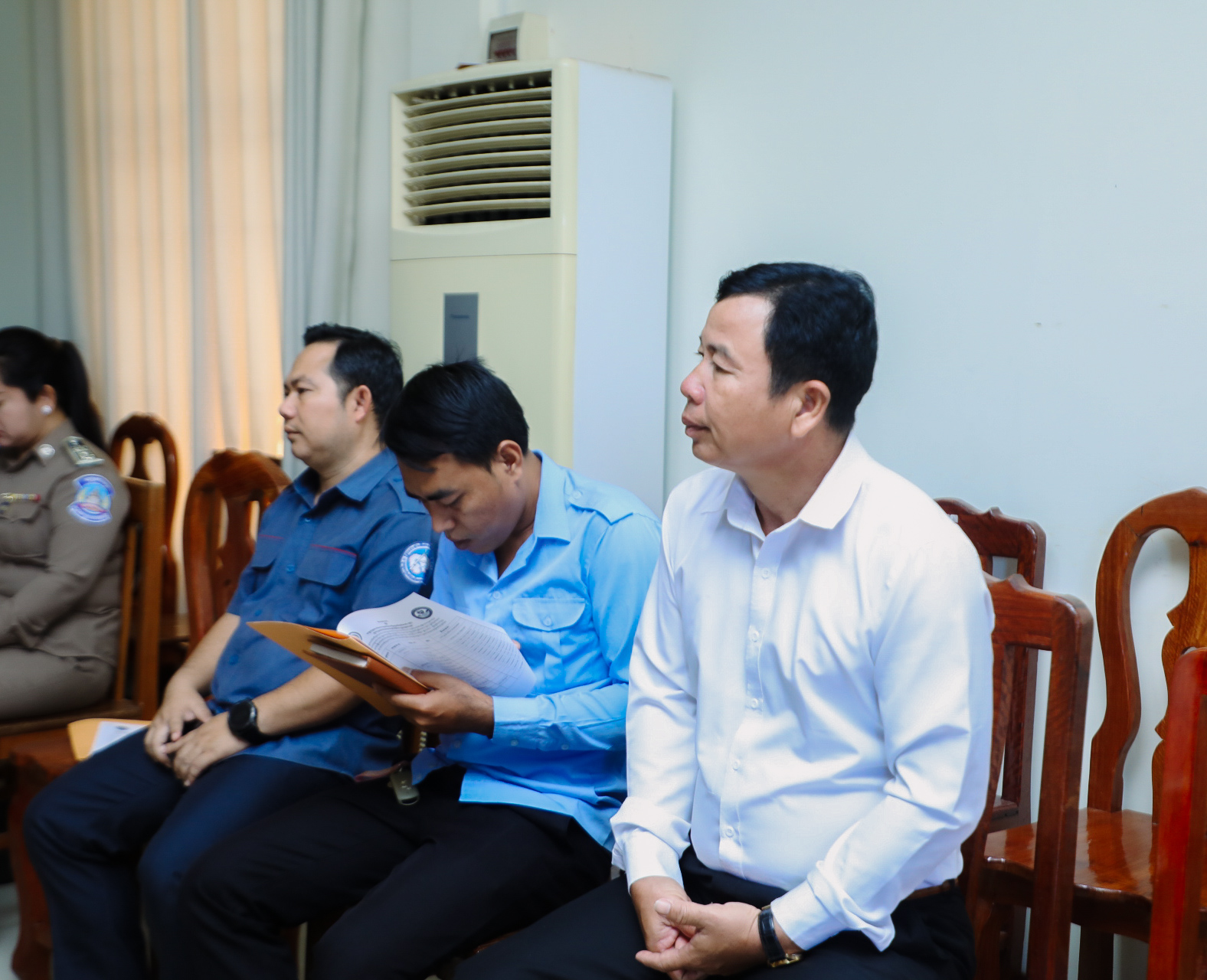 លោក ទុំ នី អភិបាលរង នៃគណៈអភិបាលស្រុកថ្មបាំង ចូលរួមកិច្ចប្រជុំស្តីពីការធ្វើបច្ចុប្បន្នភាពនៃការស្រាវជ្រាវផ្ទៀងផ្ទាត់ទិន្នន័យកោះ ថ្មដុះ ក្នុងព្រែកជាប់មាត់សមុទ្រនៃភូមិសាស្រ្តខេត្តកោះកុង