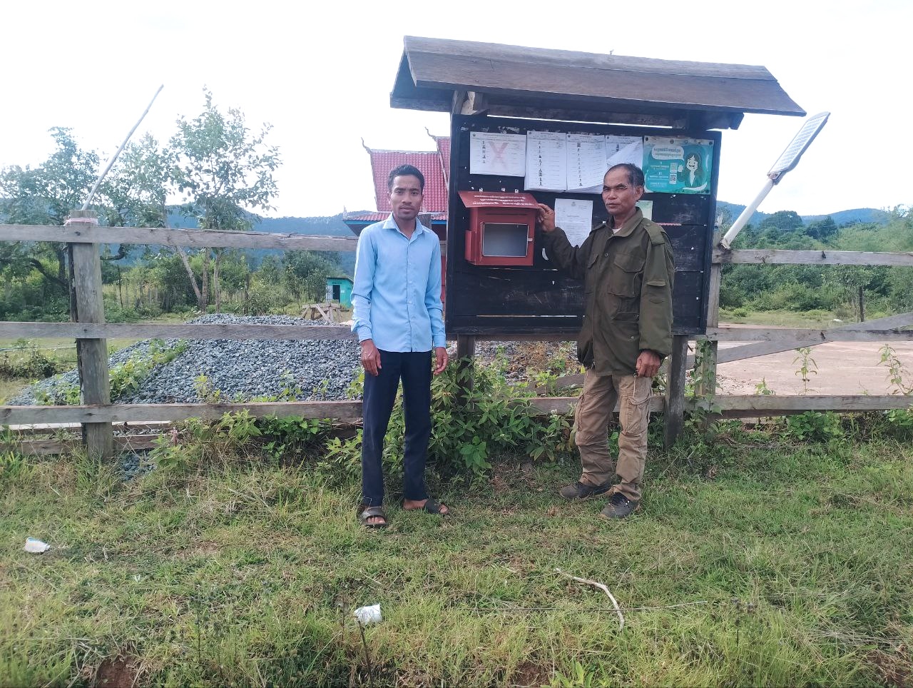 លោក អ៊ុំ វុទ្ធី ប្រធានការិយាល័យប្រជាពលរដ្ឋស្រុកថ្មបាំង បានចុះបើកប្រអប់សំបុត្រនៅតាមបណ្ដាឃុំ