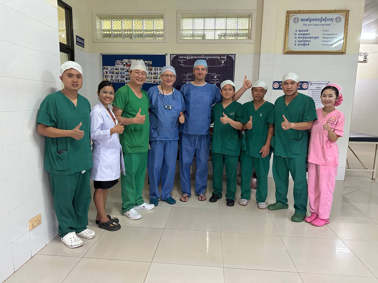ក្រុមគ្រូពេទ្យនៃមន្ទីរពេទ្យបង្អែកខេត្តកោះកុងសហការជាមួយក្រុមគ្រូពេទ្យជំនាញស្ម័គ្រចិត្តអញ្ជើញមកពីប្រទេសបារាំង ផ្ដល់សេវាពិនិត្យ ព្យាបាលជំងឺជូនប្រជាជននៅមន្ទីរពេទ្យបង្អែកខេត្តកោះកុងនៅថ្ងៃទី២។