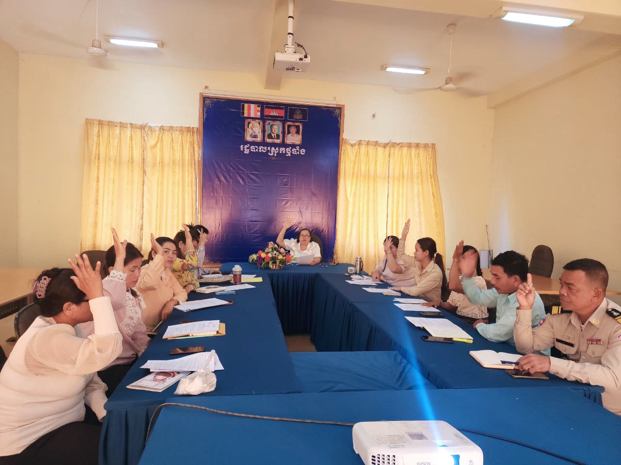 លោកស្រី ង៉ែត ចិន្តា ប្រធានគណៈកម្មាធិការពិគ្រោះយោបល់ កិច្ចការស្ដ្រី និងកុមារស្រុកថ្មបាំង បានដឹកនាំកិច្ចប្រជុំសាមញ្ញលើកទី៤ របស់គណៈកម្មាធិការពិគ្រោះ យោបល់ កិច្ចការស្ដ្រី និងកុមារ ប្រចាំខែវិច្ឆិកា