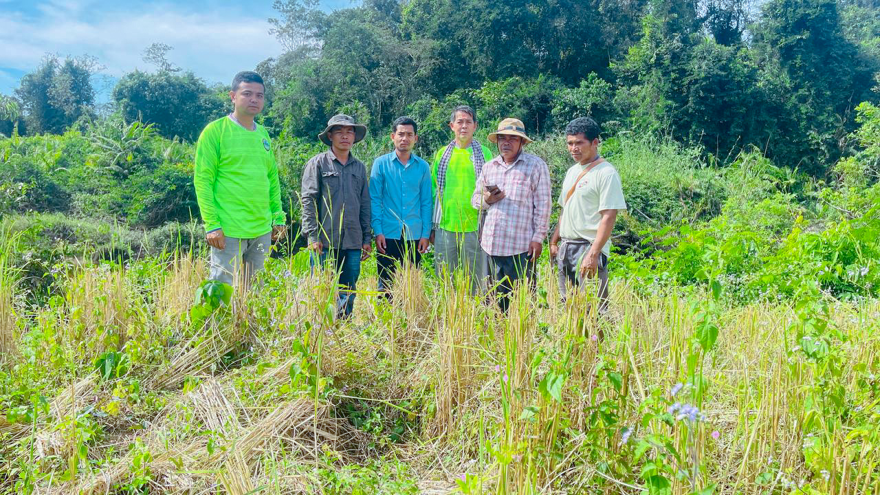 លោក ម៉េង តិច អនុប្រធានមន្ទីរបរិស្ថានខេត្តកោះកុង បានចុះត្រួតពិនិត្យវាយតម្លៃនិងផ្ដល់យោបល់លើការរៀបចំកិច្ចសន្យាការពារបរិស្ថាន ក្នុងស្រុកថ្មបាំង