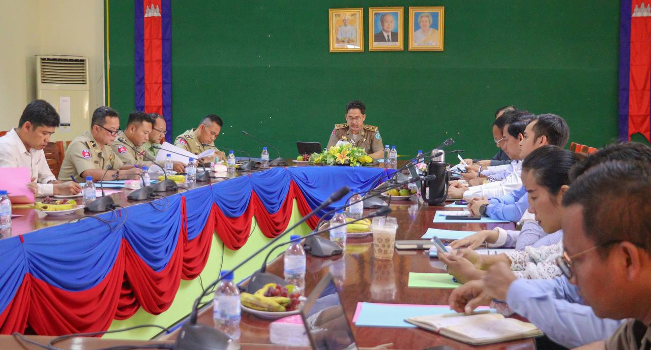 លោក សាក់ រ៉ាវី នាយករងរដ្ឋបាលសាលាក្រុងតំណាងលោកអភិបាលស្ដីទី បានអញ្ជើញចូលរួម កិច្ចប្រជុំប្រចាំខែរបស់លេខាធិការដ្ឋានក្រុមប្រឹក្សាប្រឡងប្រណាំងអនុវត្តគោលនយោបាយភូមិ ឃុំ សង្កាត់មានសុវត្ថិភាពរបស់គណៈបញ្ជាការឯកភាពរដ្ឋបាលខេត្តកោះកុង