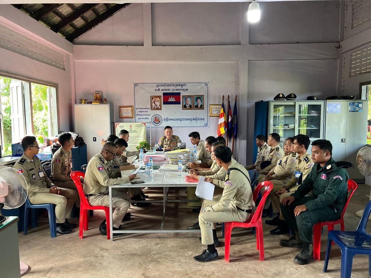 ក្រុមការងារស្នងការដ្ឋាននគរបាលខេត្តដឹកនាំដោយលោកវរសេនីយ៍ឯក គឹម សោភ័ណណូរ៉ា ស្នងការរងទទួលដឹកនាំការិយាល័យកិច្ចការប៉ុស្តិ៍ បានចុះត្រួតពិនិត្យលើឯកសារការងារប៉ុស្តិ៍ប្រចាំថ្ងៃនិងពង្រឹងសមត្ថភាពកម្លាំងប្រជាការពារភូមិនិងរៀបចំរចនាសម្ព័ន្ធស្ដីពីតួនាទីភារកិច្ចរបស់ប៉ុស្តិ៍នគរបាលរដ្ឋបាលឃុំសង្កាត់ ត្រូវពង្រឹងផែនការសកម្មភាពស្ដីពីការអនុវត្តគោលនយោបាយ ភូមិ ឃុំ/សង្កាត់មានសុវត្ថិភាព និងការប្រើប្រាស់ទម្រង់ទាំង៤ ការងារនគរបាល និងសហគមន៍