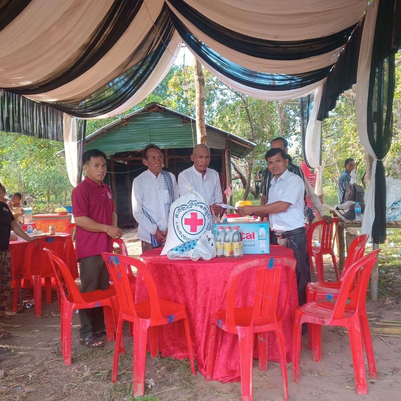 លោក ពេជ្រ សិលា អភិបាលស្តីទីស្រុកបូទុមសាគរ បានដឹកនាំមន្រ្តី សហការជាមួយអនុសាខាកាកបាទក្រហមកម្ពុជាស្រុកបូទុមសាគរ នាំយកនូវសម្ភារកាកបាទក្រហម មួយចំនួន ដើម្បីចូលរួមរំលែកទុក្ខដ៏ក្រៀមក្រំជាមួយក្រុមគ្រួសារកូនចៅនៃសព ដោយសពឈ្មោះ កែវ ពៅ ភេទស្រី អាយុ៧៧ឆ្នាំ ស្លាប់ដោយរោគាពាធ