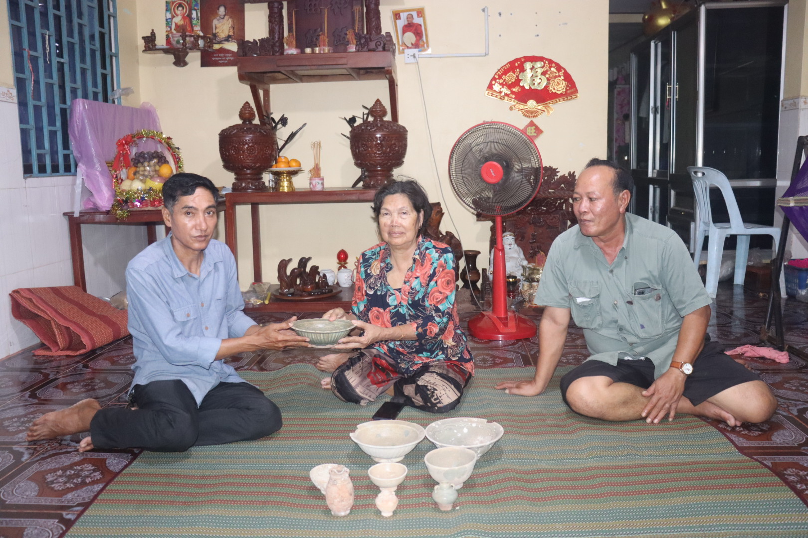 លោក​ ម៉ាក​ សេ​ ប្រធានការិយាល័យ​សារមន្ទីរ​ នៃមន្ទីរវប្បធម៌ និងវិចិត្រសិល្បៈខេត្ត​ បាន​ទទួលវត្ថុបុរាណចំនួន​ ៩វត្ថុមករក្សាក្នុងសាលពិពរ័ណ៍សារមន្ទីរខេត្ត
