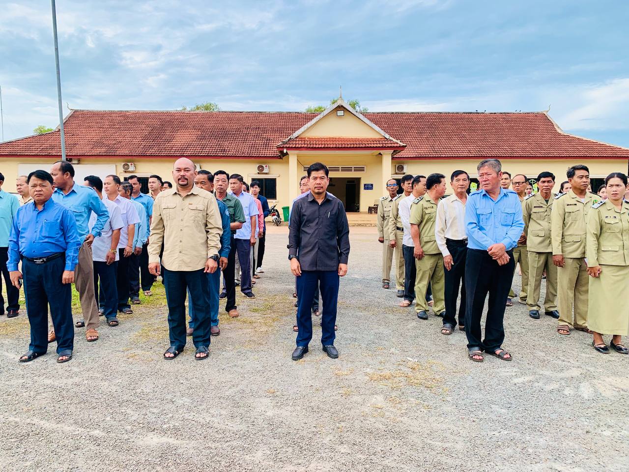 ក្រុមប្រឹក្សាស្រុក គណៈអភិបាលស្រុក មន្រ្តីរាជការសាលាស្រុកស្រែអំបិល បានរៀបចំគោរព ទង់ជាតិ នៃព្រះរាជាណាចក្រកម្ពុជា