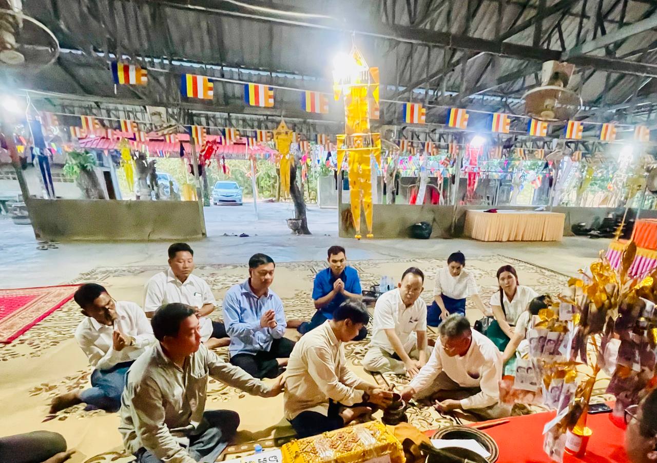 លោក ម៉ាស់ សុជា ប្រធានក្រុមប្រឹក្សាស្រុកស្រែអំបិល និងលោក ជា ច័ន្ទកញ្ញា អភិបាលស្រុក ដឹកនាំសមាជិកក្រុមប្រឹក្សាស្រុក និងមន្ត្រីរាជការសាលាស្រុក ចូលរួមក្នុងពិធីបុណ្យកឋិនទានសាមគ្គី នៅវត្តគិរីវ័ន្ត
