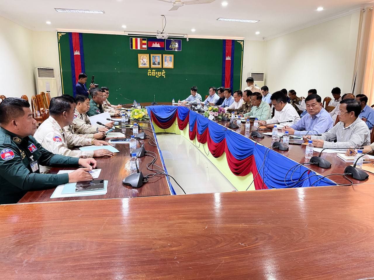 លោក ហុង ប្រុស អភិបាលរងស្រែអំបិល តំណាង លោក ជា ច័ន្ទកញ្ញា អភិបាលស្រុក អញ្ជើញចូលរួមកិច្ចប្រជុំពិភាក្សា ស្តីពីការចុះធ្វើបច្ចុប្បន្នភាព នៃទិន្នន័យកោះក្នុងព្រែកជាប់មាត់សមុទ្រក្នុងភូមិសាស្រ្តខេត្តកោះកុង