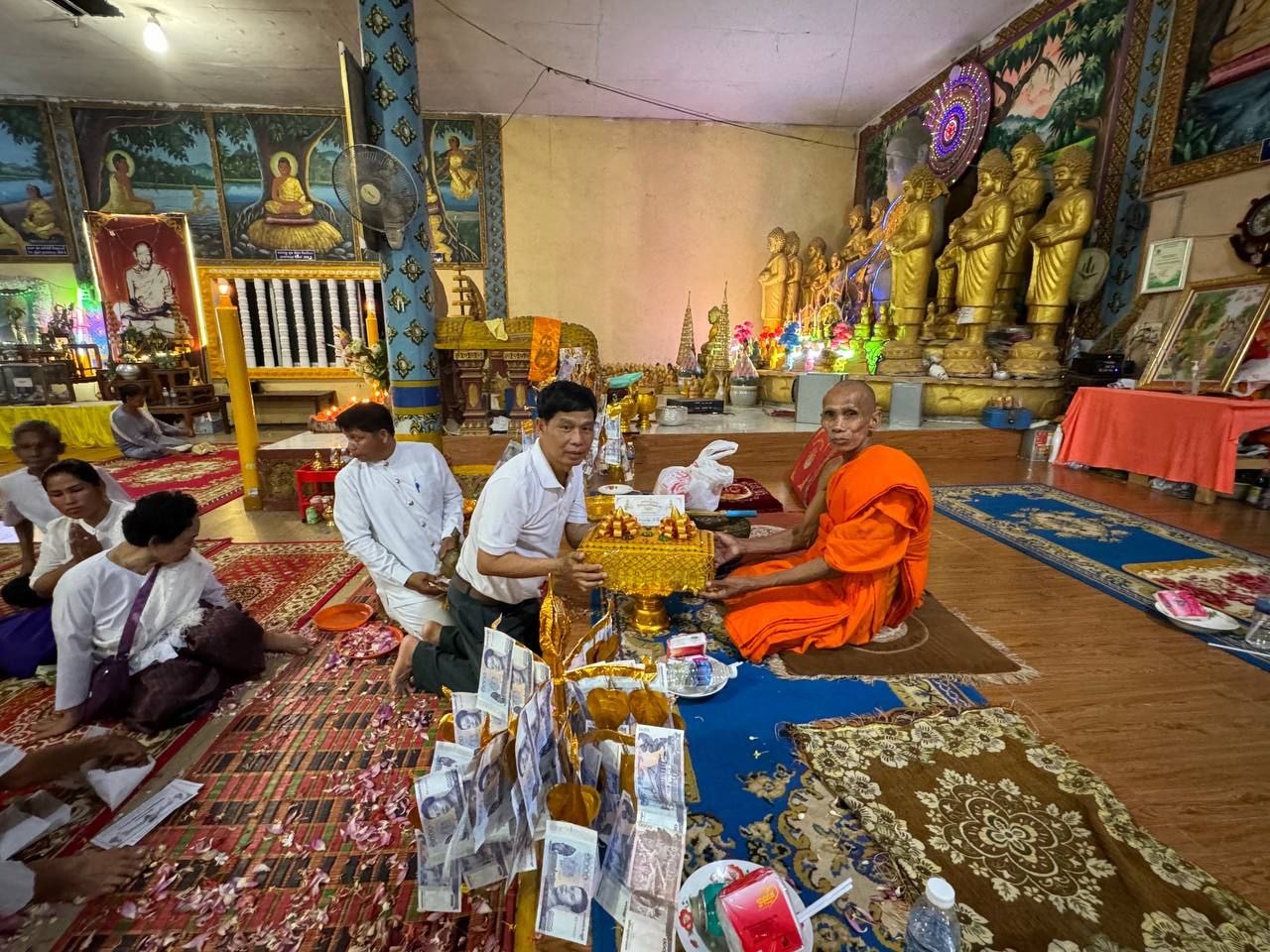 ឯកឧត្ដមវេជ្ជបណ្ឌិត ទៅ ម៉ឹង ប្រធានមន្ទីរសុខាភិបាលនៃរដ្ឋបាលខេត្តកោះកុង និងមន្ត្រីក្រោមឱវាទ បានអញ្ជើញចូលរួមពិធីបុណ្យកឋិនទាន វត្តសមុទ្ធារាម ហៅវត្តប៉ាក់ខ្លង ស្រុកមណ្ឌលសីមា ខេត្តកោះកុង