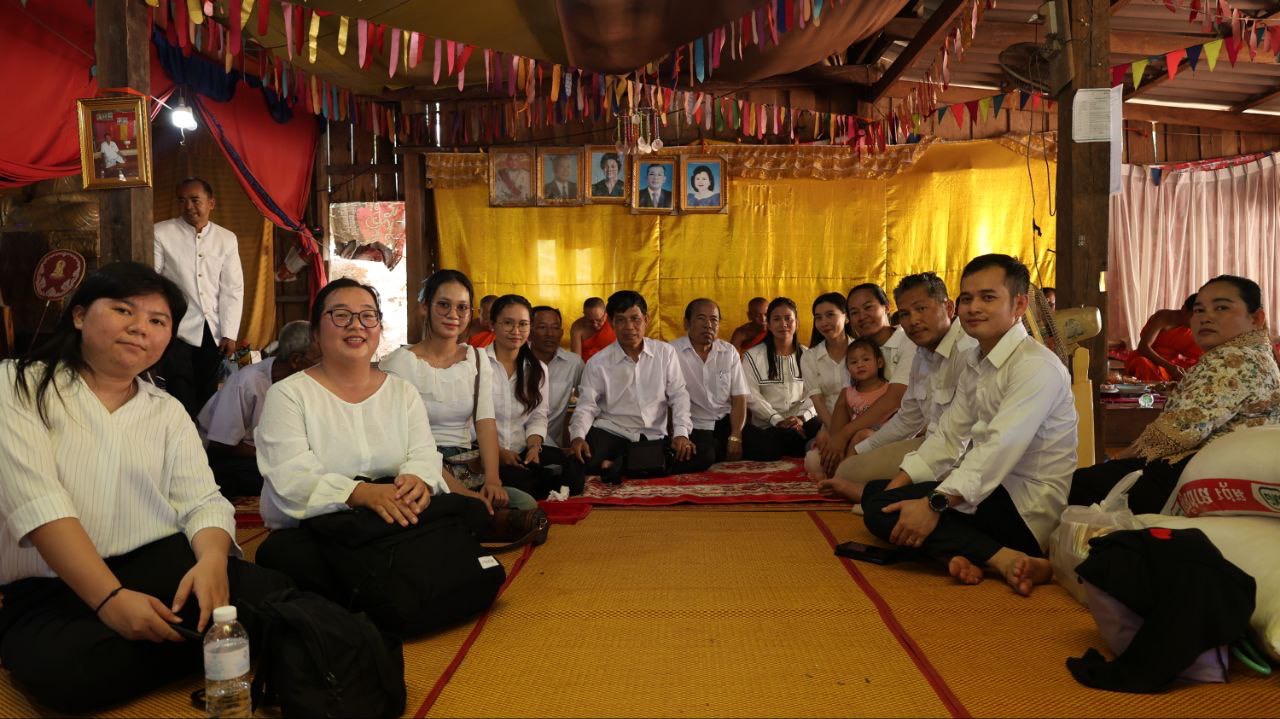 ឯកឧត្ដមវេជ្ជបណ្ឌិត ទៅ ម៉ឹង ប្រធានមន្ទីរសុខាភិបាលនៃរដ្ឋបាលខេត្តកោះកុង បានដឹកនាំមន្ត្រីក្រោមឱវាទ ចូលរួមពិធីបុណ្យកឋិនទានសាមគ្គី ដង្ហែទៅកាន់ វត្តគិរីវង្សរតនារាម (ហៅវត្តគិរីវង្ស)