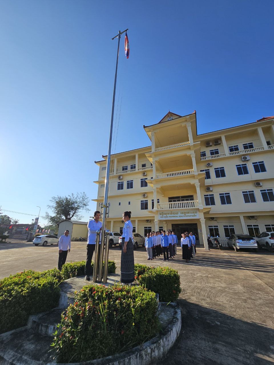មន្ទីរសុខាភិបាលនៃរដ្ឋបាលខេត្តកោះកុង បានរៀបចំពិធីគោរពទង់ជាតិនៃព្រះរាជាណាចក្រកម្ពុជា នៅទីធ្លាខាងមុខអគារមន្ទីរសុខាភិបាល