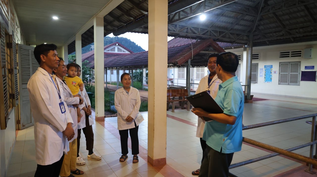ឯកឧត្ដមវេជ្ជបណ្ឌិត ទៅ ម៉ឹង ប្រធានមន្ទីរសុខាភិបាលនៃរដ្ឋបាលខេត្តកោះកុង បានចុះពិនិត្យ និងពង្រឹងការផ្ដល់សេវានៅតាមមូលដ្ឋានសុខាភិបាល ក្នុងខេត្តកោះកុង