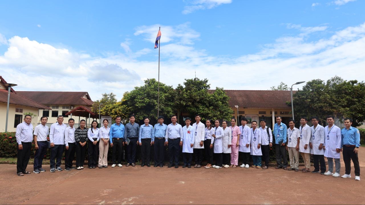 ឯកឧត្តមវេជ្ជបណ្ឌិត ទៅ ម៉ឹង ប្រធានមន្ទីរសុខាភិបាលនៃរដ្ឋបាលខេត្តកោះកុង និងមន្រ្តីក្រោមឱវាទ អញ្ជើញអមដំណើរ ឯកឧត្តម អឿន បូរារ័ត្នន៍ រដ្ឋលេខាធិការក្រសួងសុខាភិបាល ចុះពិនិត្យ ពង្រឹងគុណភាពសេវាសុខាភិបាលនៅមន្ទីរពេទ្យបង្អែកស្រែអំបិល ។