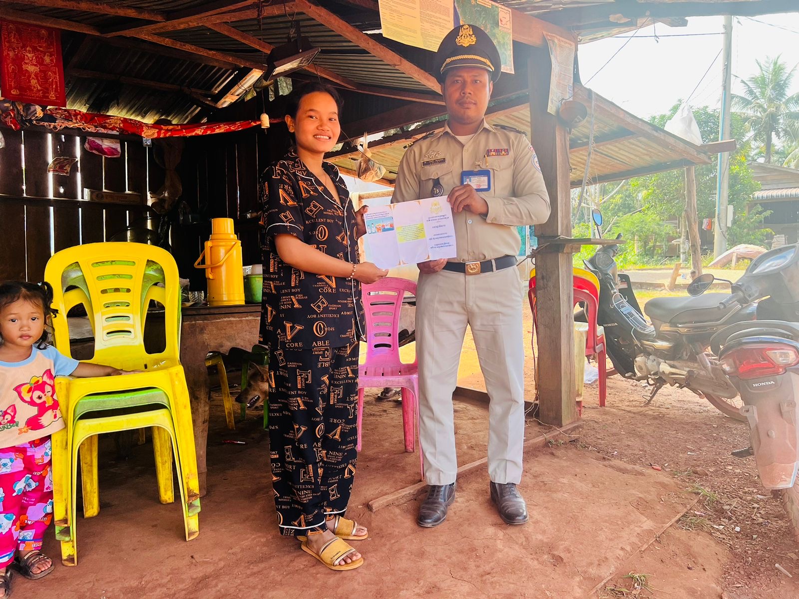 កម្លាំងប៉ុស្តិ៍នគរបាលរដ្ឋបាលជំនាប់ បានចេញល្បាតចុះសួរសុខទុក្ខប្រជាពលរដ្ឋក្នុងមូលដ្ឋាន និងចែកខិតបណ្ណ័គោលនយោបាយភូមិឃុំមានសុវត្តិភាពទាំង៧ចំណុច