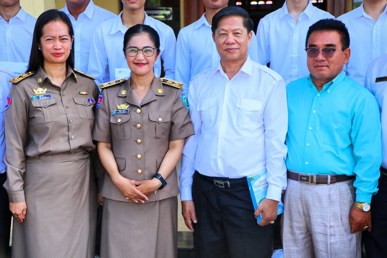 លោក ង៉ែត ឡឹង ប្រធានមន្ទីរអប់រំ យុវជន និងកីឡាខេត្តកោះកុង បានដឹកនាំគណៈមន្ទីរ និងប្អូនសិស្សានុសិស្សទទួលA ឆ្នាំសិក្សា២០២៣-២០២៤ ចូលសម្តែងការគួរសមជាមួយលោកជំទាវ មិថុនា ភូថង អភិបាលនៃគណៈអភិបាលខេត្តកោះកុង និងទទួលរង្វាន់លើកទឹកចិត្តចំនួន ៤លានរៀលពីលោកជំទាវ
