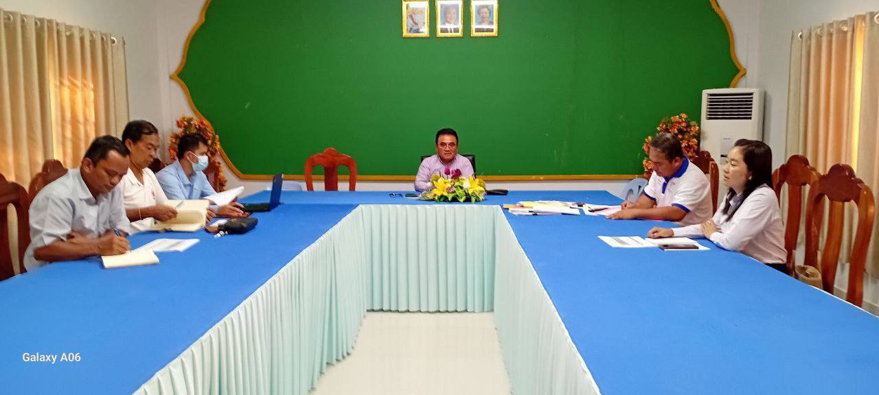 លោក ជូ សេរីយ៉ា អនុប្រធានមន្ទីរអប់រំ យុវជន និងកីឡាខេត្ត បានដឹកនាំប្រជុំគណ:កម្មការវាយតម្លៃជ្រើសរើសនាយក/នាយិកាល្អ គ្រូបង្រៀនល្អ និងសាលាស្អាត ឆ្នាំសិក្សា២០២-២០២៤ (ថ្នាក់ខេត្ត)។