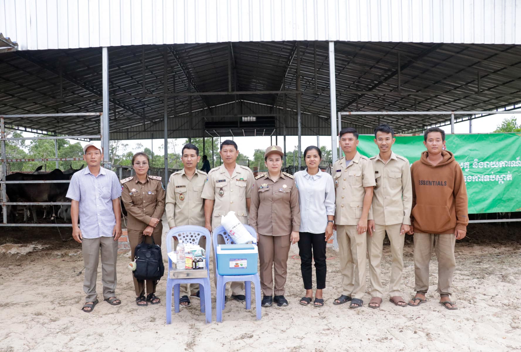 មន្ទីរកសិកម្ម រុក្ខាប្រមាញ់​ និងនេសាទខេត្តកោះកុង ៖ អមដំណើរលោកស្រី អ៊ី នារីនេត អភិបាលរង នៃគណៈអភិបាលខេត្តកោះកុង ចុះពិនិត្យការចិញ្ចឹមគោបំប៉នយកសាច់ និងចាក់វ៉ាក់សាំងការពារជំងឺសារទឹក គោ នៅសង្កាត់ស្ទឹងវែង ក្រុងខេមរភូមិន្ទ ខេត្តកោះកុង