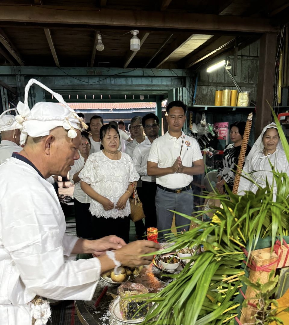 លោកស្រី សុខ វណ្ណដេត ប្រធានក្រុមប្រឹក្សាស្រុក លោក លោកស្រីសមាជិកក្រុមប្រឹក្សាស្រុក លោក ទួន ឪទី អភិបាលស្ដីទី បានដឹកនាំមន្ត្រីរាជការក្នុងស្រុកគិរីសាគរ បានចូលរួមរំលែកទុក្ខ និងគោរពវិញ្ញាណក្ខន្ធសព លោកយាយ ជិន ឡាន ដែលត្រូវជាម្ដាយបង្កើតលោក សាយ ហេង មេឃុំកោះស្ដេច នៅគេហដ្ឋានស្ថិតនៅភូមិកោះស្ដេច ឃុំកោះស្ដេច ស្រុកគិរីសាគរ ខេត្តកោះកុង
