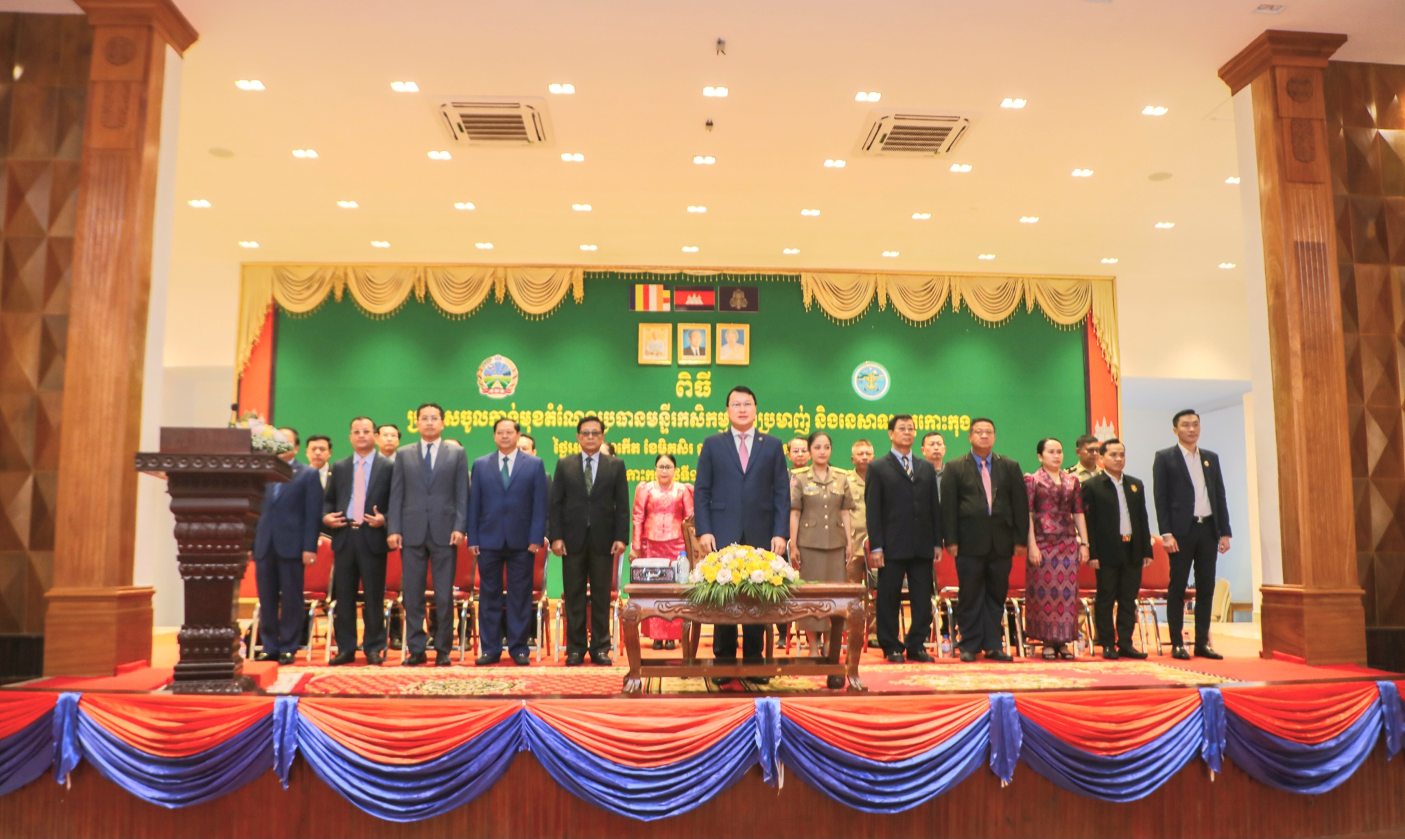 លោកជំទាវ មិថុនា ភូថង អភិបាល នៃគណៈអភិបាលខេត្តកោះកុង បានអញ្ជើញស្វាគមន៍ឯកឧត្តម ឌិត ទីណា រដ្ឋមន្ត្រីក្រសួង កសិកម្ម រុក្ខាប្រមាញ់ និងនេសាទ ក្នុងពិធីប្រកាសចូលកាន់មុខតំណែងប្រធានមន្ទីរ កសិកម្ម រុក្ខាប្រមាញ់ និងនេសាទខេត្តកោះកុង