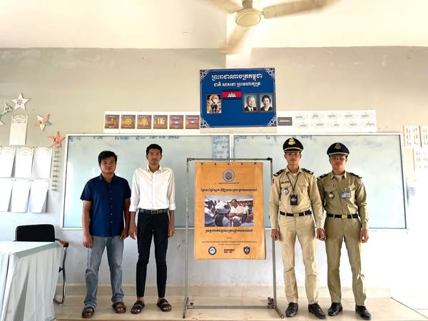 លោក គារ គែ មេភូមិបាក់រនាស់ បានសហការជាមួយ ប៉ុស្ដិ៍នគរបាល រដ្ឋបាលឃុំតានូន ចុះផ្សព្វផ្សាយ នៅសាលាអនុវិទ្យាល័យ ហ៊ុនសែន តានូន ស្ដីពីគោលនយោបាយភូមិ ឃុំមានសុវត្ថិភាព