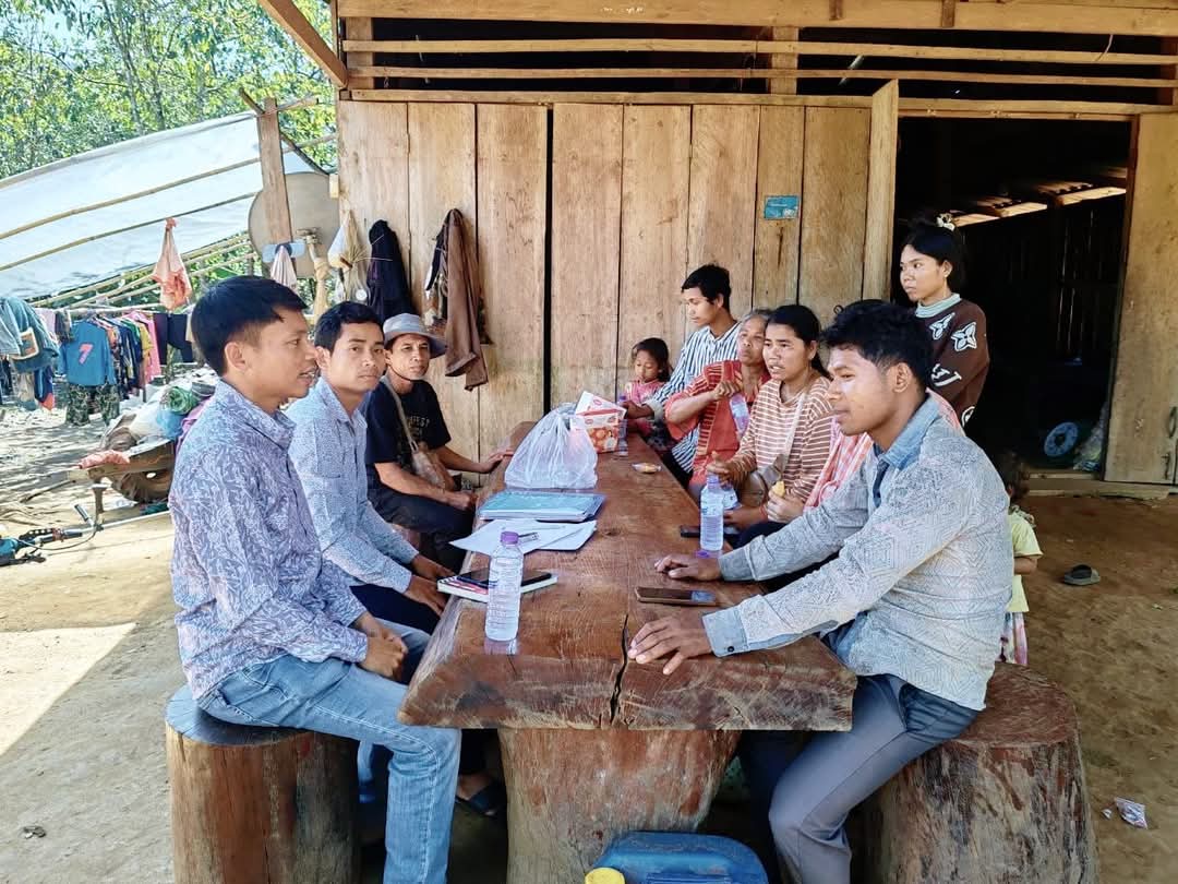 លោក ភ្លួង សួង ប្រធានការិយាល័យសេដ្ឋកិច្ច និងអភិវឌ្ឍន៍សហគមន៍ស្រុកថ្មបាំង បានចូលរួមសហការជាមួយ លោក នូ ភត្រា មន្ត្រីអង្គការម្លប់ព្រហ្មវិហ៊ារធម៌ ចុះប្រជុំផ្សព្វផ្សាយពីគម្រោងលើកកម្ពស់ជីវភាពប្រជាពលរដ្ឋប្រកបដោយភាពធន់ និងបន្សុាំទៅនឹងការប្រែប្រួលអាកាសធាតុ