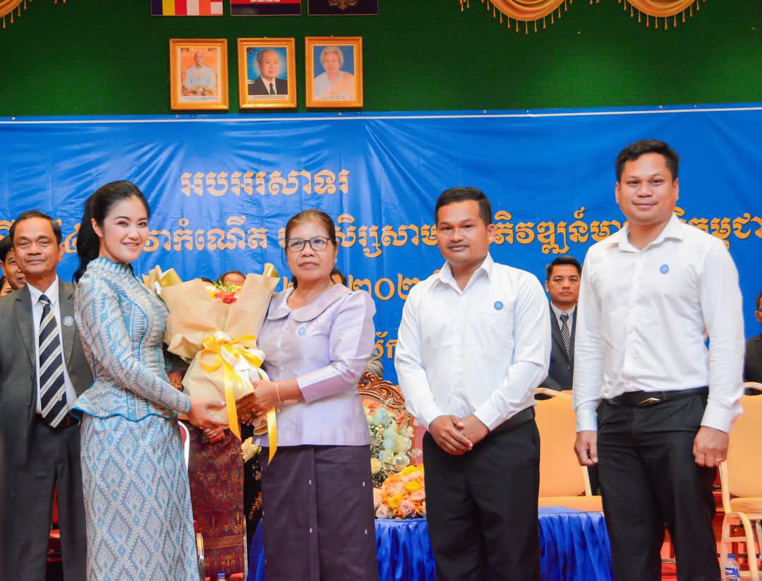 លោកស្រី អុល បញ្ញា ប្រធានក្រុមប្រឹក្សាស្រុកថ្មបាំង លោក មាស គង់ សមាជិកក្រុមប្រឹក្សាស្រុក និងលោក ឈឺន ភស្តារ អភិបាលស្តីទី បានចូលរួមអបអរខួបអនុស្សាវរីយ៍ លើកទី៤៦ ទិវាកំណើតរណសិរ្សសាមគ្គី អភិវឌ្ឍន៍មាតុភូមិកម្ពុជា (២ ធ្នូ ១៩៧៩-២ ធ្នូ ២០២៤)