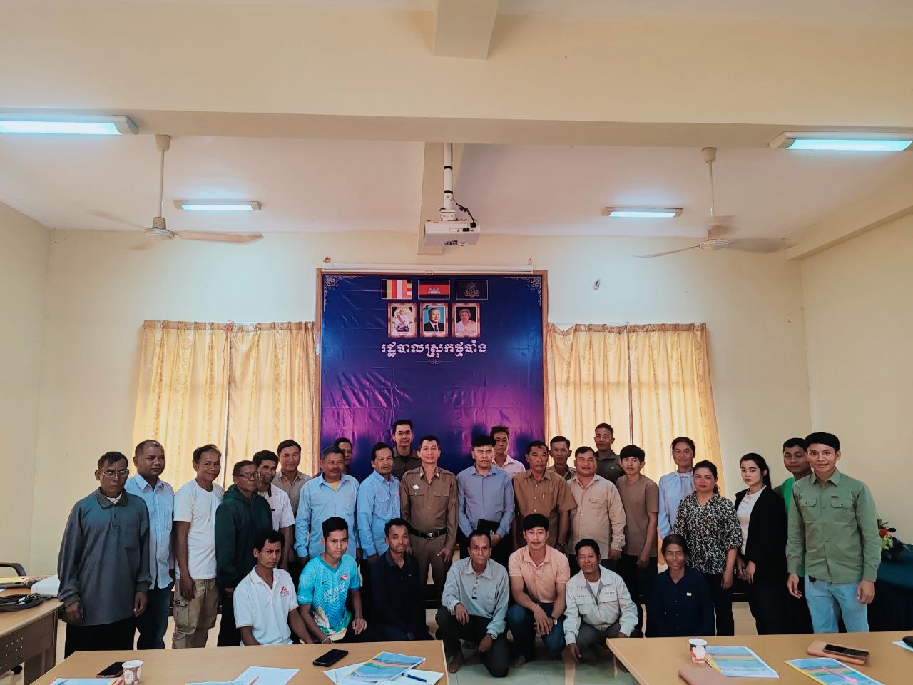 លោក ហេង រតនា នាយករដ្ឋបាល តំណាងដ៏ខ្ពង់ខ្ពស់ លោកស្រីអភិបាលស្រុកថ្មបាំង បានអញ្ជើញជាអធិបតី បើកវគ្គបណ្តុះបណ្តាល ស្តីពីការប្រែប្រួលអាកាសធាតុ ប្រព័ន្ធប្រកាសឲ្យដឹងមុន ការលើកកម្ពស់សមាភាពយេនឌ័រ និងពិការភាពប្រកបដោយបរិយាប័ន្ន