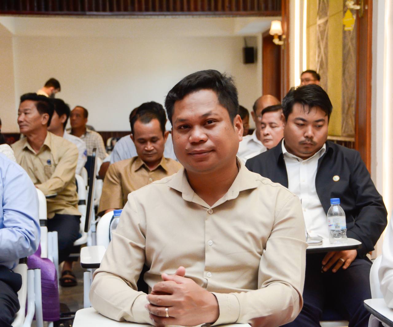 លោក ឈឺន ភស្តារ អភិបាលរង នៃគណៈអភិបាលស្រុកថ្មបាំង បានចូលរួមពិធីប្រកាសចូលកាន់មុខតំណែងប្រធានមន្ទីរកសិកម្ម រុក្ខាប្រមាញ់ និងនេសាទខេត្តកោះកុង