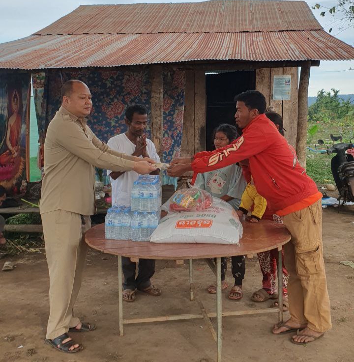 រដ្ឋបាលឃុំឫស្សីជ្រុំលោក ផង់ សុផាន់ណា មេឃុំឫស្សីជ្រុំ បានចុះសួរសុខទុក្ខ និងចូលរួមរំលែកទុក្ខនៃសពដែលបានទទួលមរណភាពដោយសារជំងឺរបេងសួត និងបាននាំយកជាសម្ភារក៏ដូចជា អង្ករ១បាវ ទឹកសុទ្ធ៥យួរ ការហ្វេ២កញ្ចប់ តែ២កញ្ចប់ និងថវិកាចំនួន២០០,០០០រៀល ជូនដល់ញាតិនៃសព នៅភូមិគគីរជ្រុំ ឃុំឫស្សីជ្រុំ ស្រុកថ្មបាំង ខេត្តកោះកុង។