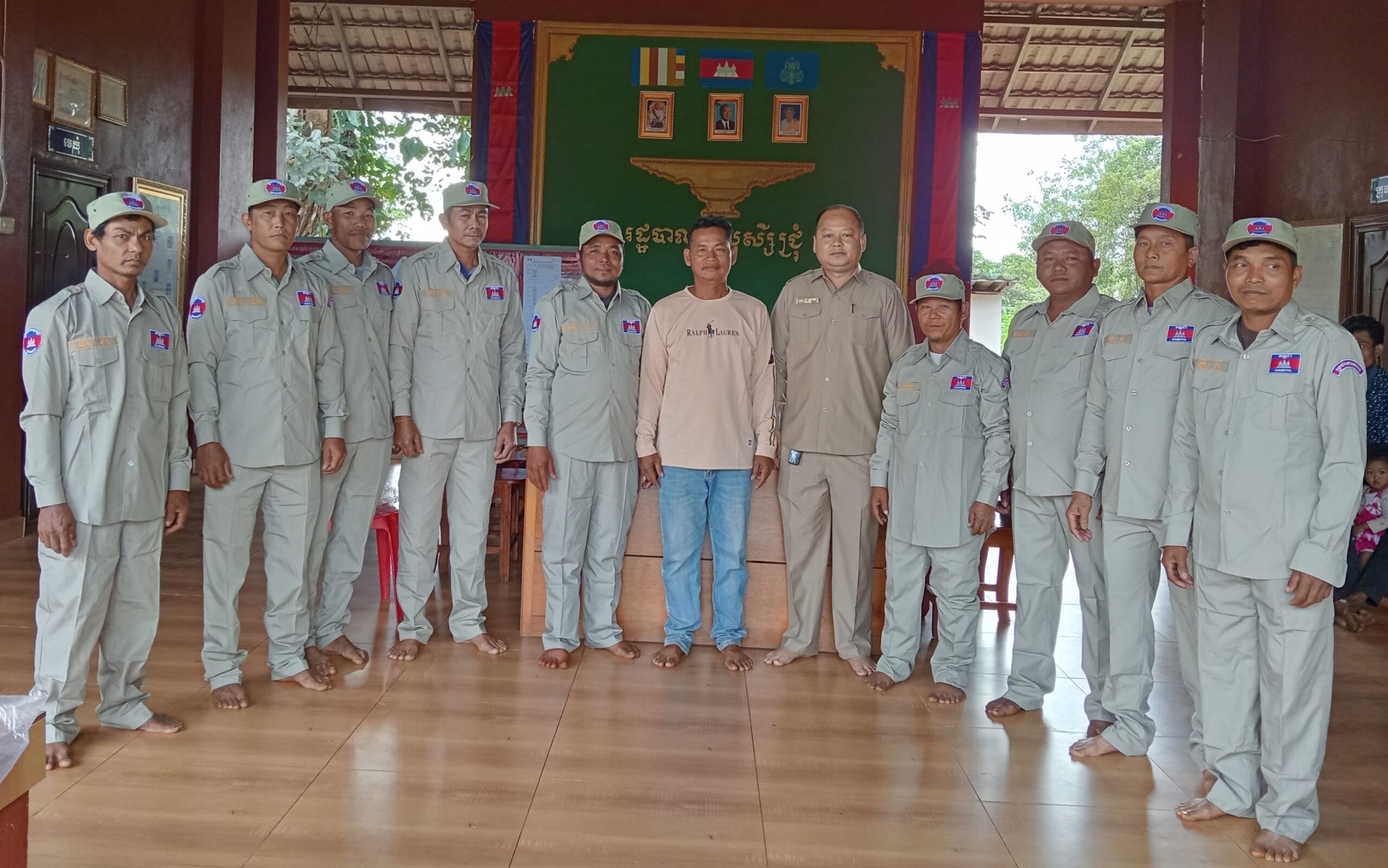 រដ្ឋបាលឃុំឬស្សីជ្រុំលោក ផង់ សុផាន់ណា មេឃុំឃុំឫស្សីជ្រុំបានចូលរួមសហការជាមួយ លោក មាន នឿន ដែលបានឧបត្ថម្ភ ឯកសណ្ឋានជូនដល់កងកម្លាំងប្រជាការពារក្នុងឃុំឫស្សីជ្រុំចំនួន៩រូប។
