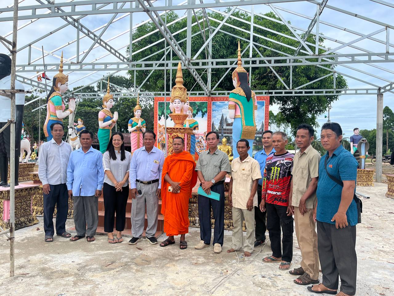 លោក ពុំ ធឿន មេឃុំជ្រោយប្រស់ បានទទួលស្វាគមន៍ លោកស្រី ឈី វ៉ា អភិបាលរង នៃគណៈអភិបាលខេត្តកោះកុង និងលោក អ៊ូច ទូច ប្រធានមន្ទីរធម្មការ និងសាសនាខេត្តកោះកុង