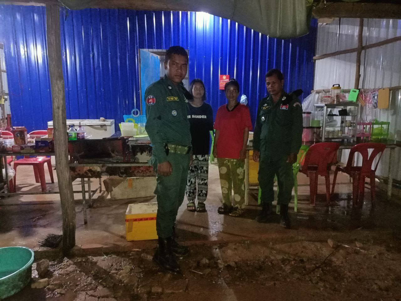 កម្លាំងប៉ុស្តិ៍នគរបាលរដ្ឋបាលឃុំជ្រោយប្រស់ បានចុះល្បាតការពារសន្តិសុខ សណ្តាប់ធ្នាប់ ជូនប្រជាពលរដ្ឋក្នុងមូលដ្ឋានឃុំ