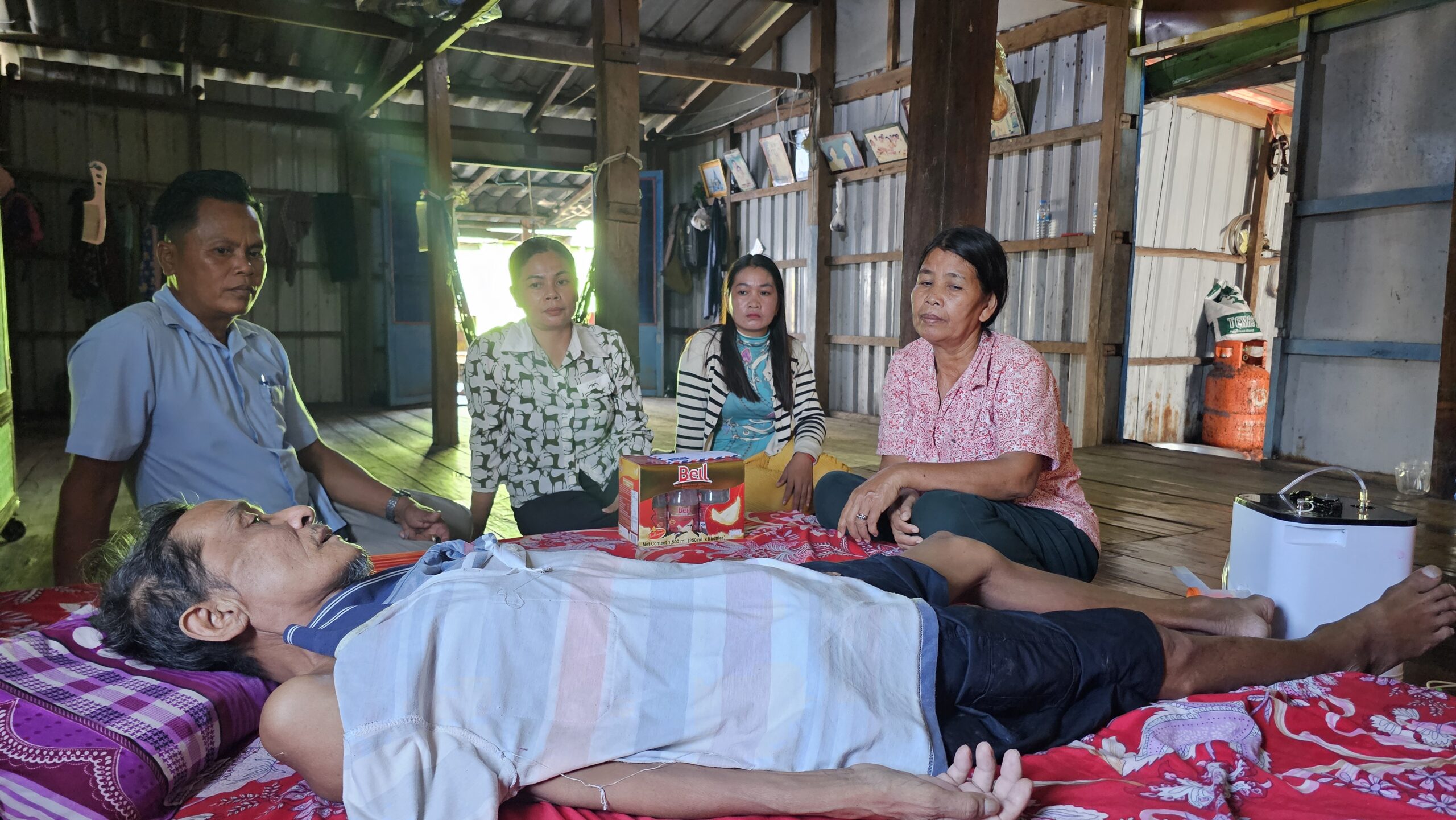 លោក ប៉ែត សុជាតិ ជំទប់ទី១ និងលោកស្រី ណៃ ស្រីអូន សមាជិក គ.ក.ន.ក ឃុំ បានចុះសួរសុខទុក្ខប្រជាពលរដ្ឋដែលមានជំងឺប្រចាំកាយ