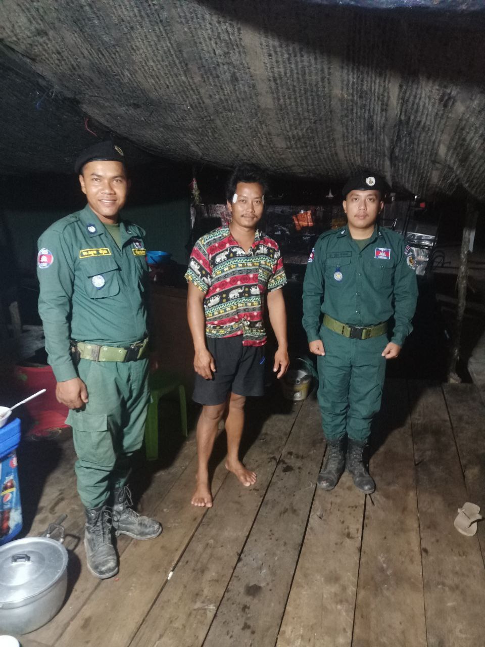 កម្លាំងប៉ុស្តិ៍នគរបាលរដ្ឋបាលឃុំជ្រោយប្រស់ បានចុះល្បាតការពារសន្តិសុខ សណ្តាប់ធ្នាប់ ជូនប្រជាពលរដ្ឋក្នុងមូលដ្ឋាន