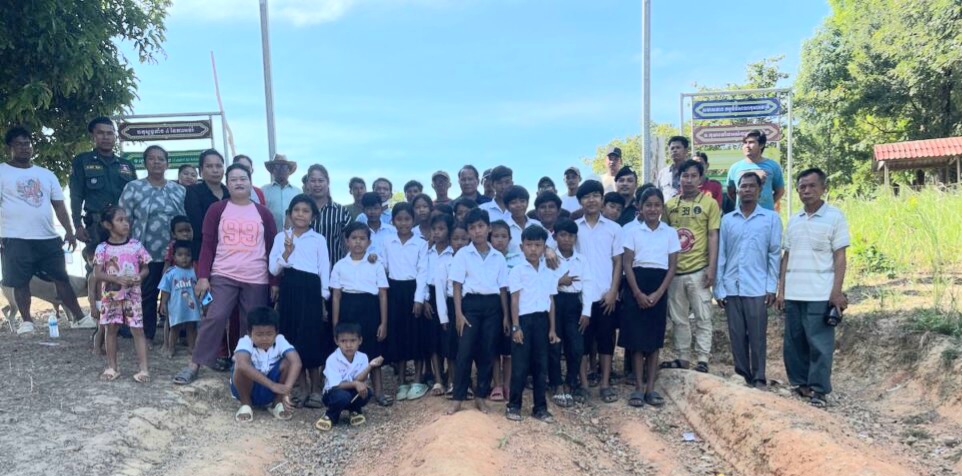 លោក ពុំ ធឿន មេឃុំជ្រោយប្រស់ បានដឹកនាំក្រុមកាងារឃុំ តទុយោទឹក ពីកំពង់ទឹកឡើងទៅសាលារៀន ជូនសិស្សានុសិស្ស សម្រាប់ប្រើប្រាស់ និងវត្តឧត្តមសិរិទ្ធីនាវីគីរីសាគរ (ហៅវត្តអាវអាឡាតាន់)