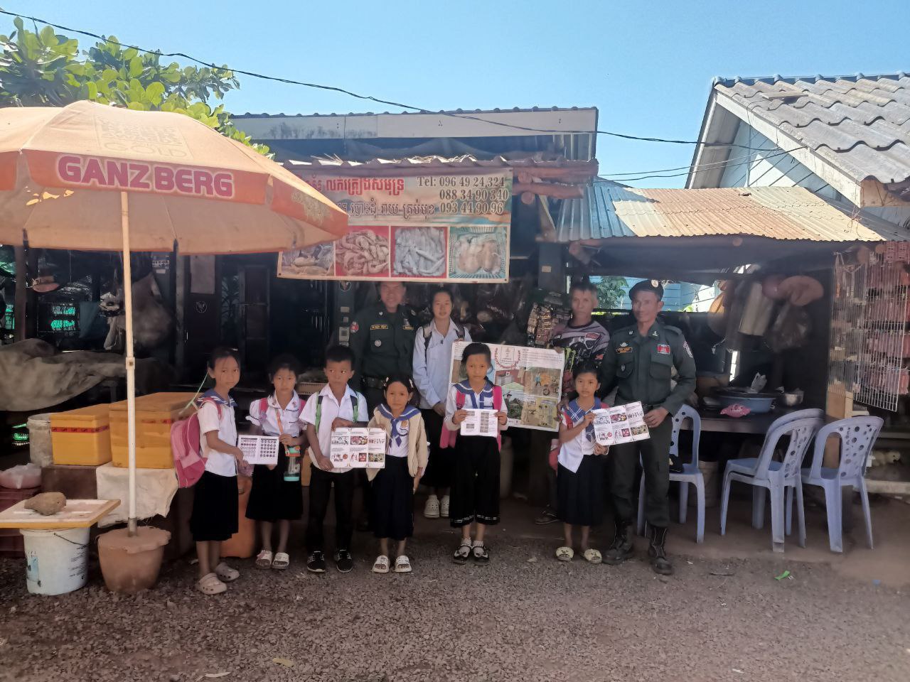 កម្លាំងប៉ុស្តិ៍នគរបាលឃុំជ្រោយប្រស់ បានចុះផ្សព្វផ្សាយតាមខ្នងផ្ទះនិងចុះល្បាតការពារសន្តិសុខសណ្តាប់ធ្នាប់ ជូនប្រជាពលរដ្ឋក្នុងមូលដ្ឋានឃុំ