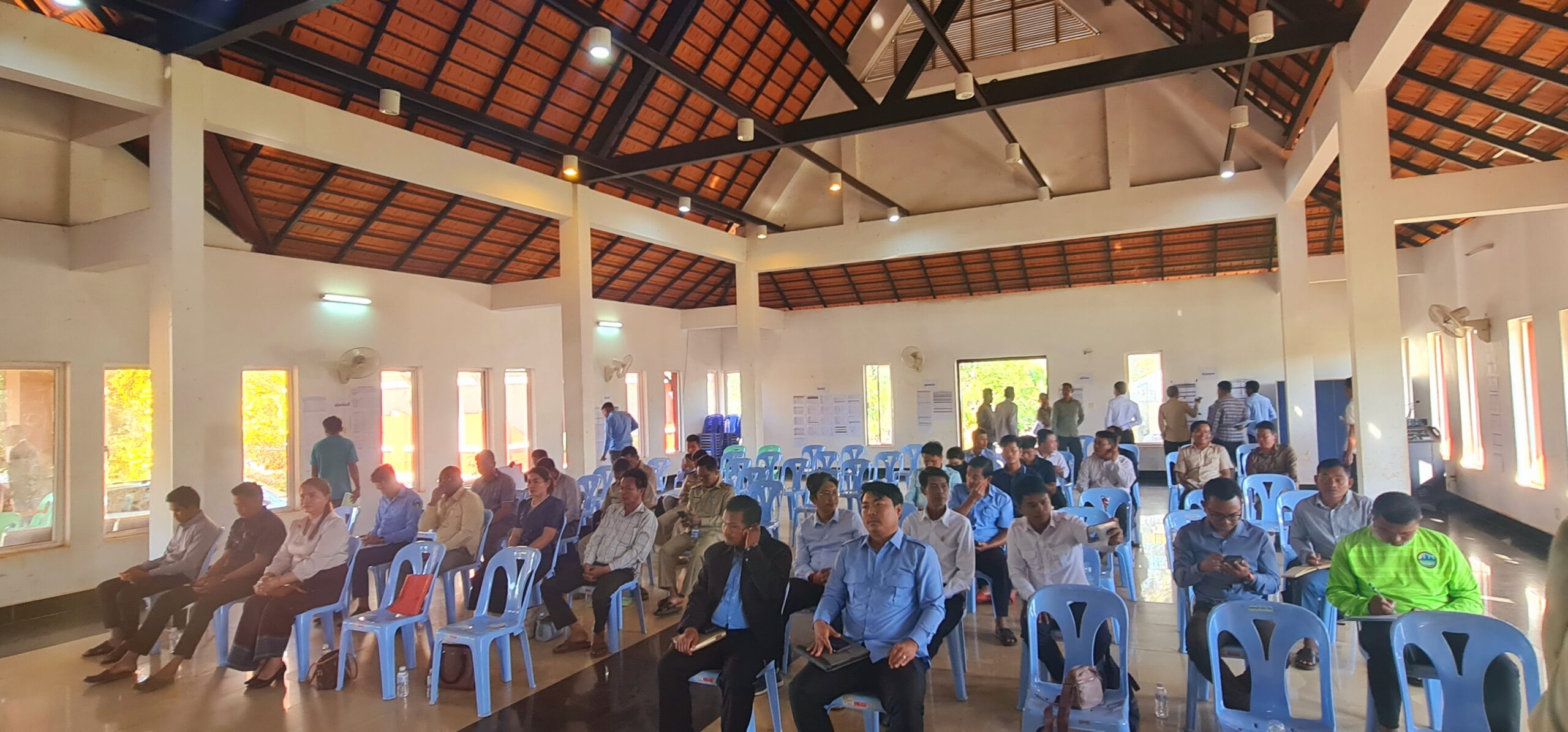 លោក សុខ វឿន មេឃុំជំនាប់ និង ស្មៀនឃុំ ជំនួយការហិរញ្ញវត្ថុ បានអញ្ជើញចូលរួមសិក្ខាសាលាសមាហរណកម្មកម្មវិធីវិនិយោគបីឆ្នាំរំកិល ២០២៥_២០២៧របស់រដ្ឋបាលស្រុកថ្មបាំង។