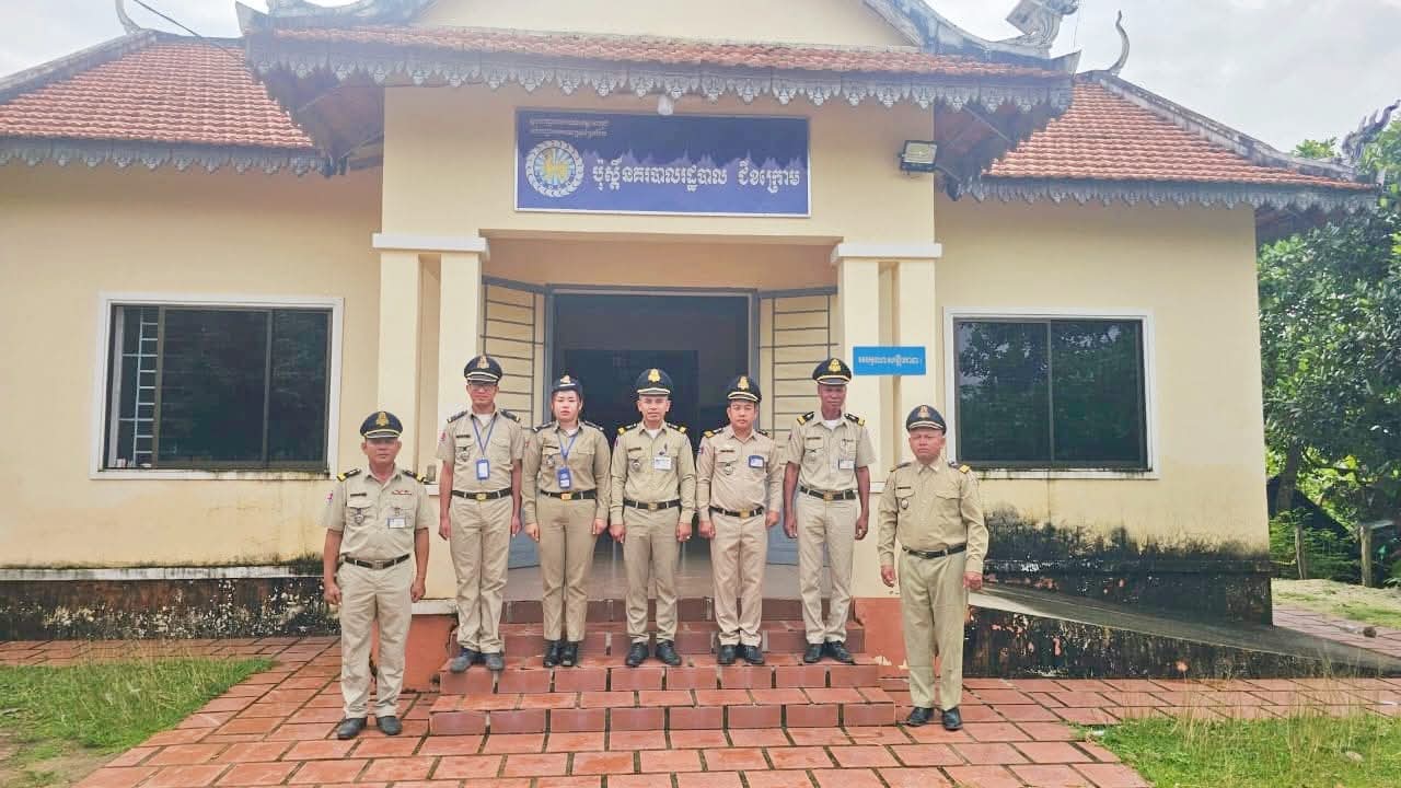 លោកអនុសេនីយ៍ឯក ឃេង រ៉ន នាយប៉ុស្តិ៍នគរបាលរដ្ឋបាលជីខក្រោមបានបែងចែកកម្លាំង ប្រចាំការ