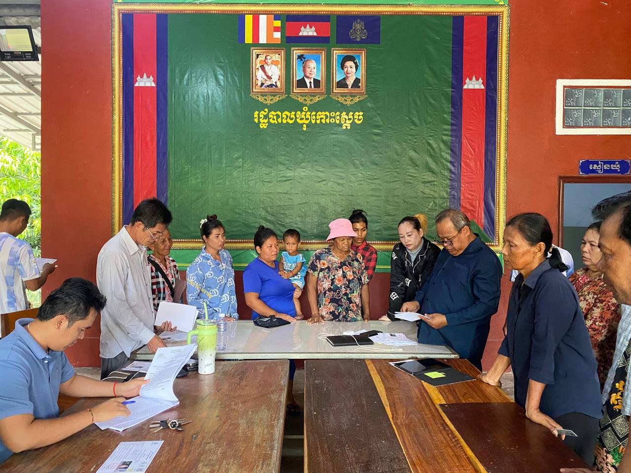រដ្ឋបាលឃុំកោះស្ដេចបានធ្វេីការចែកប័ណ្ណសមធម៌ និងប័ណ្ណងាយ រងហានីភ័យ ចែកជូនប្រជាពលរដ្ឋនៅភូមិកោះស្ដេច បានចំនួន ១៣២ គ្រួសារ ដោយក្នុងនោះក្រីក្រកម្រិត១ ចំនួន៥ គ្រួសារ ក្រីក្រីកម្រិត២ ចំនួន ៧៥គ្រួសារ និងគ្រួសារងាយរងហានីភ័យចំនួន ៥៧គ្រួសារ