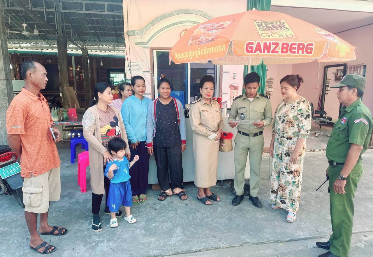 រដ្ឋបាលឃុំកោះស្ដេច ចុះផ្សព្វផ្សាយពីគោលនយោបាយភូមិ ឃុំមានសុវត្ថិភាពទាំង៧ចំណុច ដល់ប្រជាពលរដ្ឋតាមខ្នងផ្ទះ ឱ្យបានយល់ដឹងគ្រប់ៗគ្នា ស្ថិតក្នុងភូមិកោះស្តេច