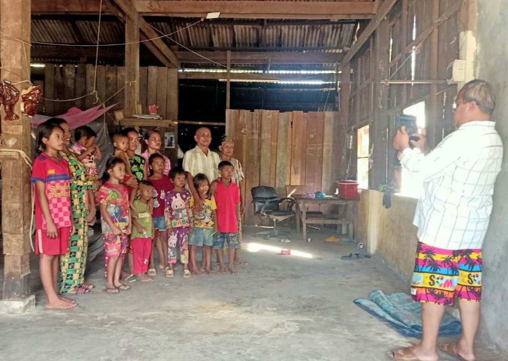រដ្ឋបាលឃុំកោះស្ដេចបានចុះសម្ភាសន៍គ្រួសារក្រីក្រដែលមានប័ណ្ណសមធម៌ជិតផុតសុពលភាពស្ថិតនៅភូមិព្រែកស្មាច់​ ឃុំកោះស្ដេច​ ស្រុកគិរីសាគរ​ ខេត្តកោះកុង